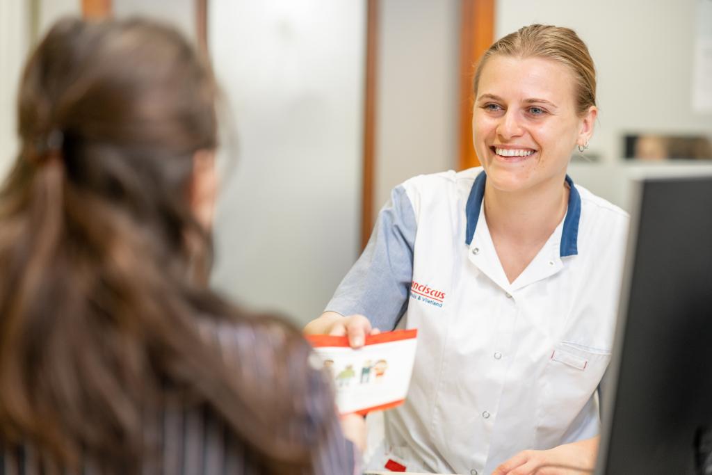 Doktersassistent aan de balie